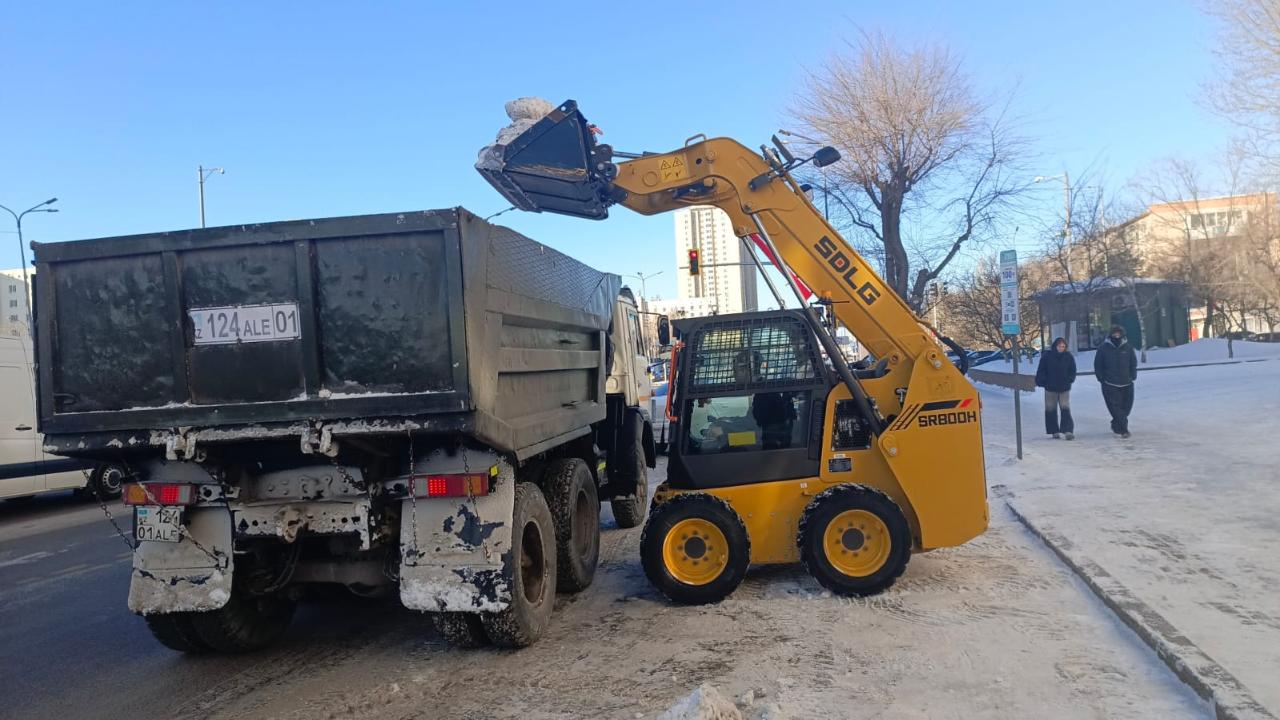 استانادان ءبىر تۇندە 53 مىڭ تەكشە مەتر قار مەن مۇز شىعارىلدى