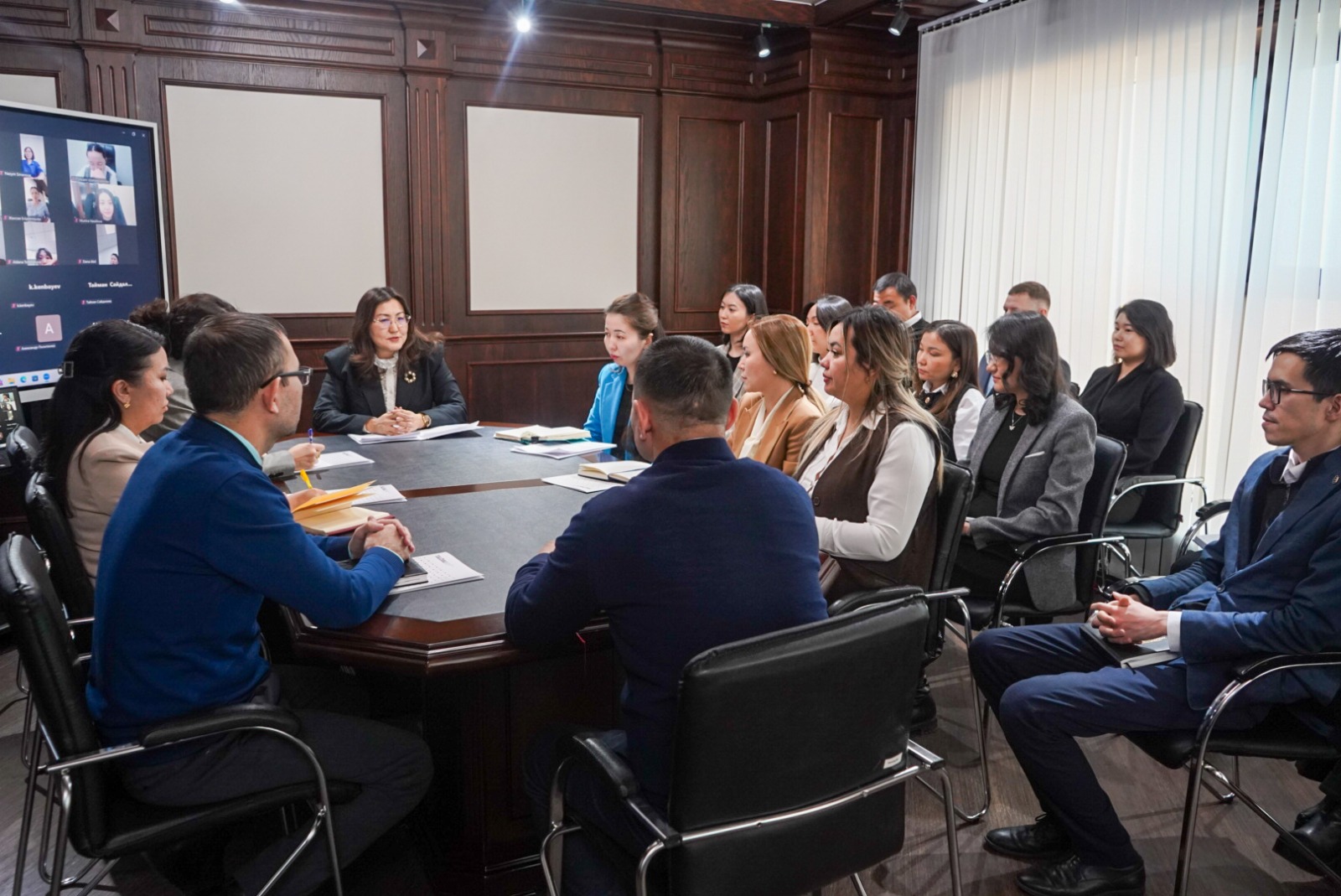 «تالداۋ» ۇلتتىق زەرتتەۋلەر ورتالىعىنىڭ ساراپشىلارى كونستيتۋتسيالىق جاڭاشىلدىقتاردى تالقىلادى