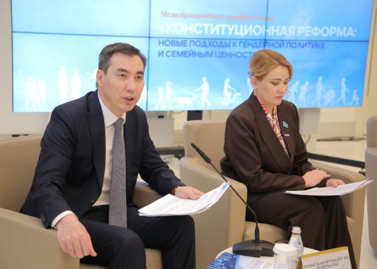ەلوردادا كونستيتۋتسيالىق رەفورماعا ارنالعان حالىقارالىق كونفەرەنتسيا ءوتتى