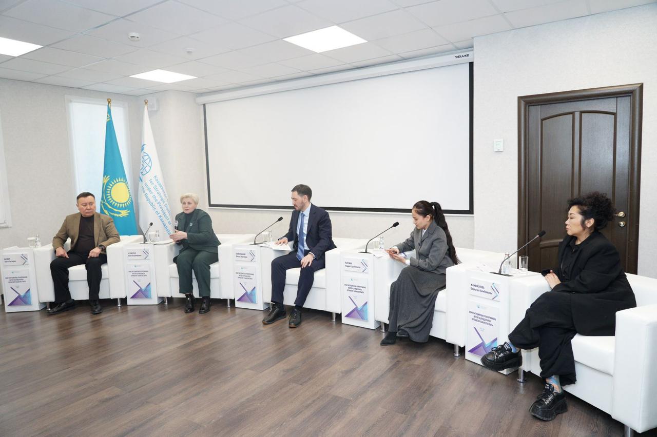 جاس ساراپشىلار كونستيتۋتسيالىق كوميسسيا مۇشەلەرىمەن بىرگە جاڭا كونستيتۋتسيا جوباسىن تالقىلادى