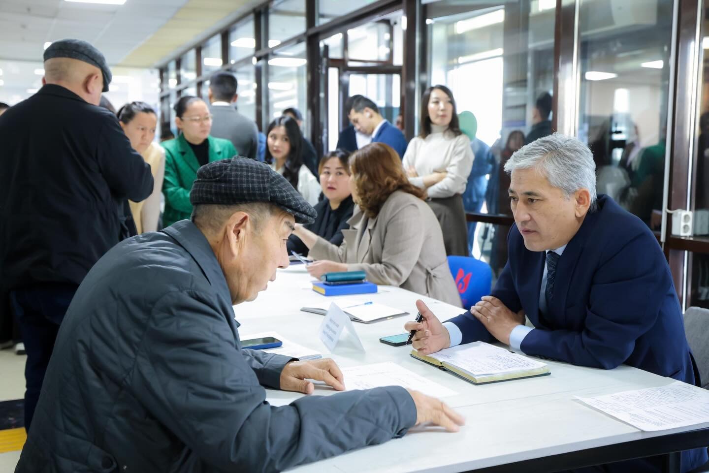 شىمكەنت قالاسىنىڭ اكىمى تۇرعىنداردى جەكە-جەكە قابىلدادى