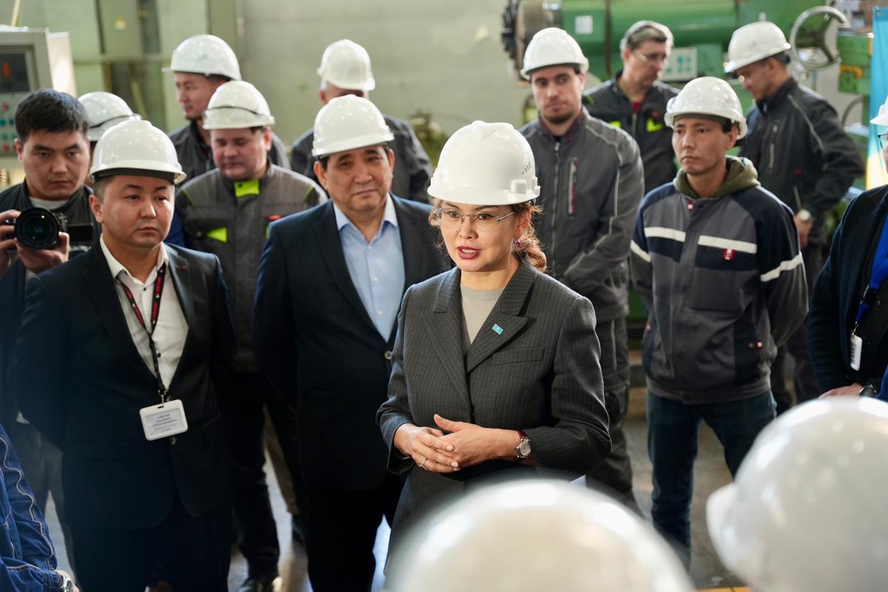 جالپىۇلتتىق كواليتسيا مۇشەلەرى باتىس قازاقستان ماشينا جاساۋ زاۋىتىنىڭ ەڭبەك ۇجىمىمەن جاڭا كونستيتۋتسيا جوباسىن تالقىلادى