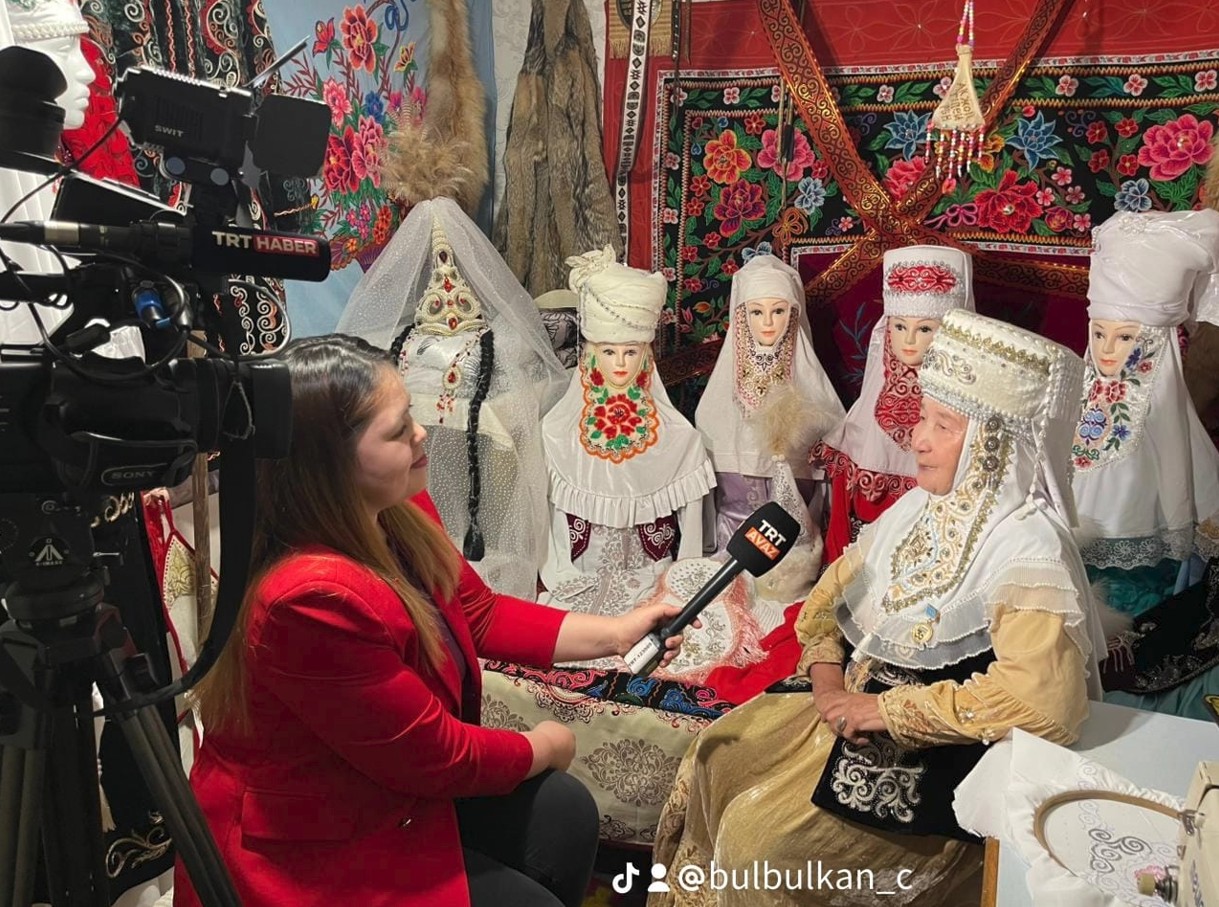 اق كيمەشەكتى ايگىلەگەن اجە