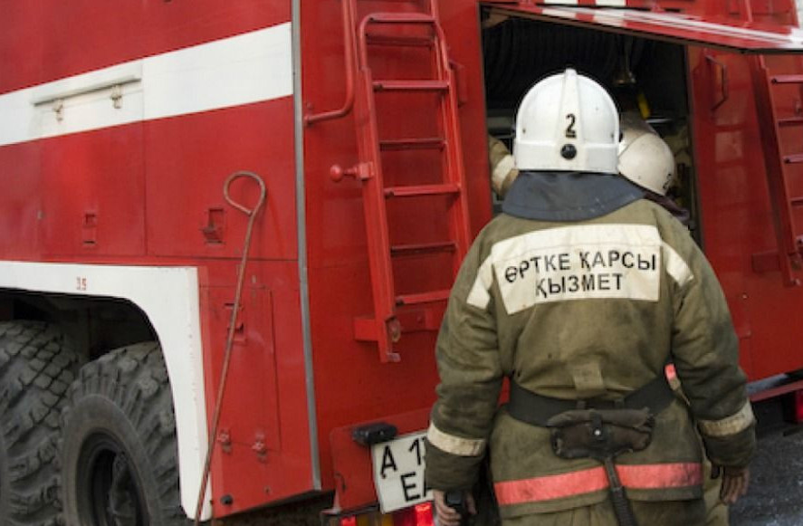 استانادا ءبىر قاباتتى اۆتوسەرۆيستىڭ عيماراتىنان ءورت شىقتى