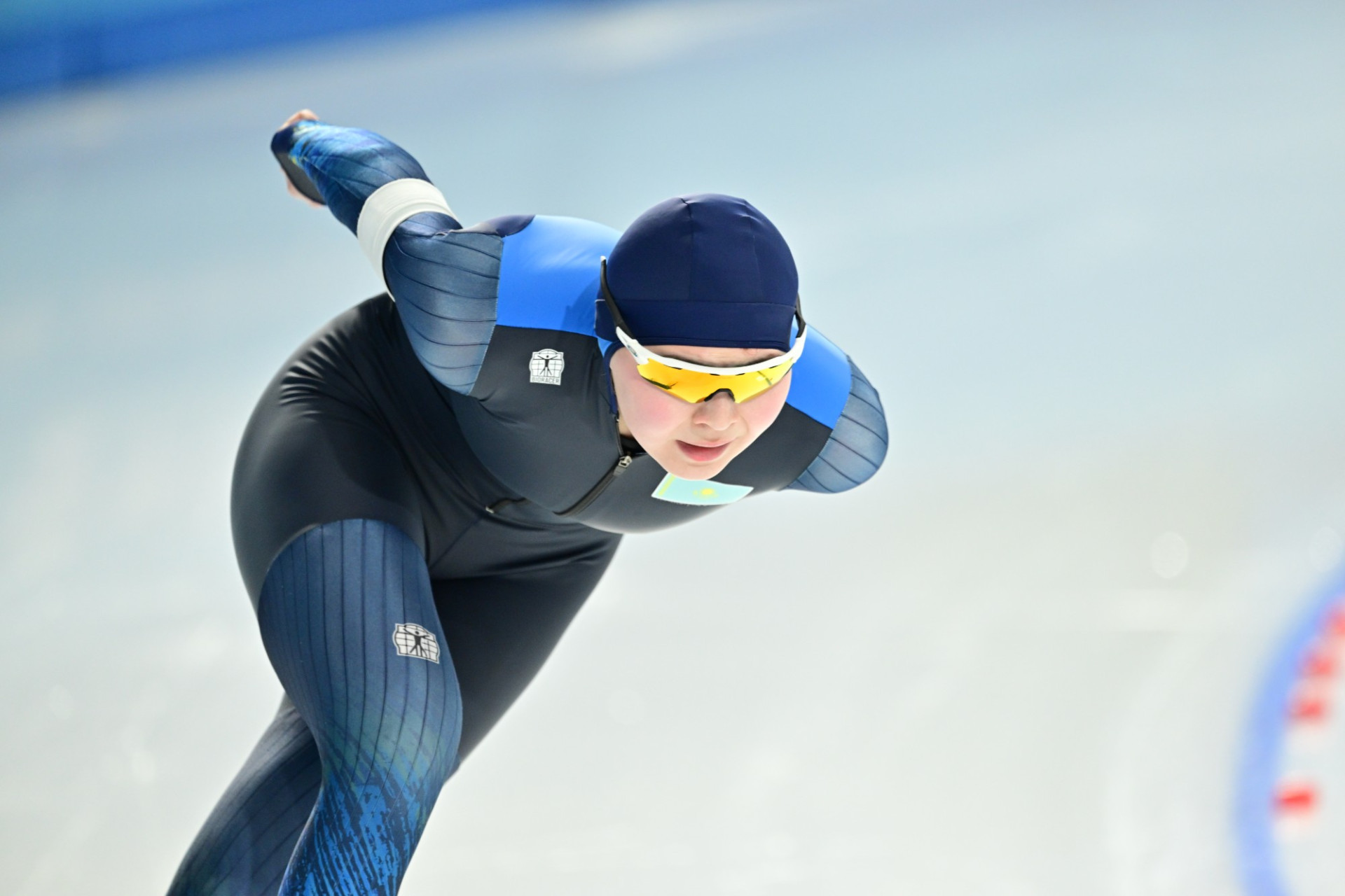 مەملەكەت باسشىسى پرەزيدەنت الەم بىرىنشىلىگىندە تاماشا ونەر كورسەتكەن كريستينا شۋمەكوۆانى قۇتتىقتادى