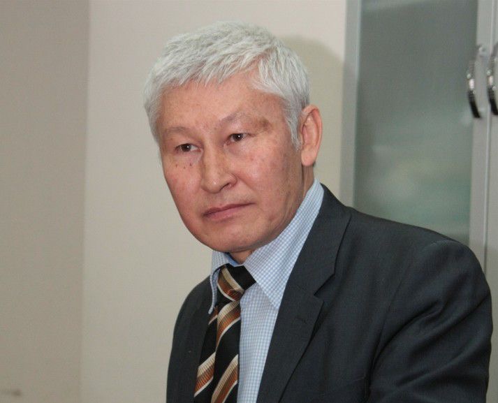 بەلگىلى عالىم تىلگە قاتىستى الىپ قاشپا اڭگىمەلەرگە سەنبەۋگە شاقىردى