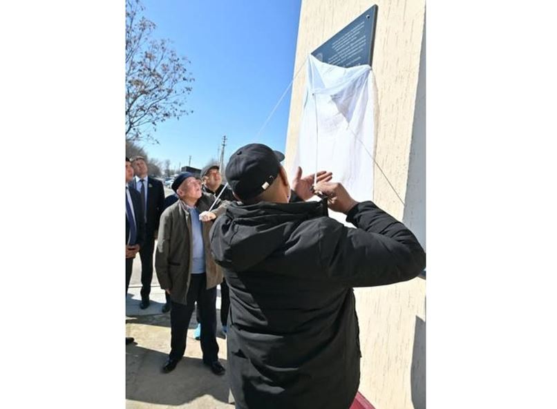 ەرلىكپەن قازا تاپقان فەلدشەرگە تۋعان جەرىندە ەسكەرتكىش تاقتا ورناتىلدى