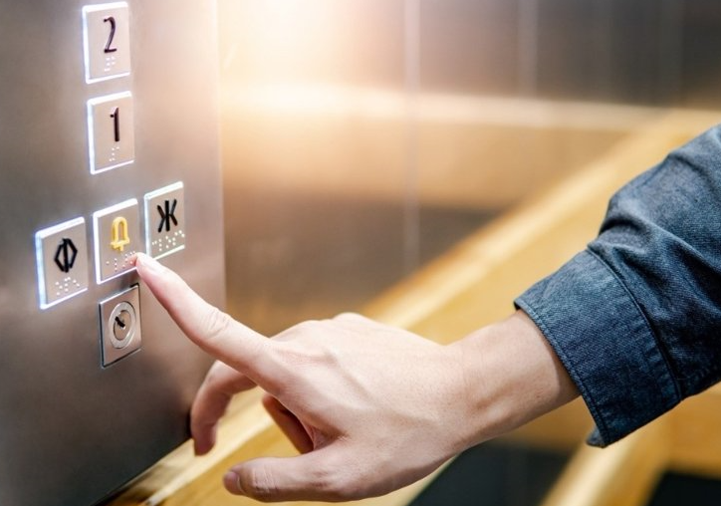 استانادا قۇتقارۋشىلار ليفتىدە قالىپ قويعان بالالاردى شىعارىپ الدى