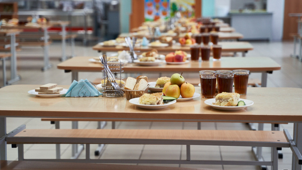 تەگىن تاماقتاندىرۋ: مەكتەپتەر ونلاينعا كوشكەندە كاسىپكەرلەردىڭ شىعىنىن كىم وتەيدى؟