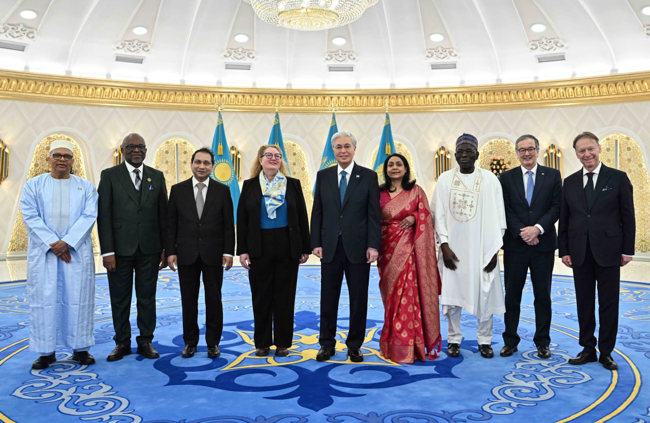 پرەزيدەنت بىرقاتار مەملەكەتتىڭ ەلشىلەرىنەن سەنىم گراموتالارىن قابىلدادى