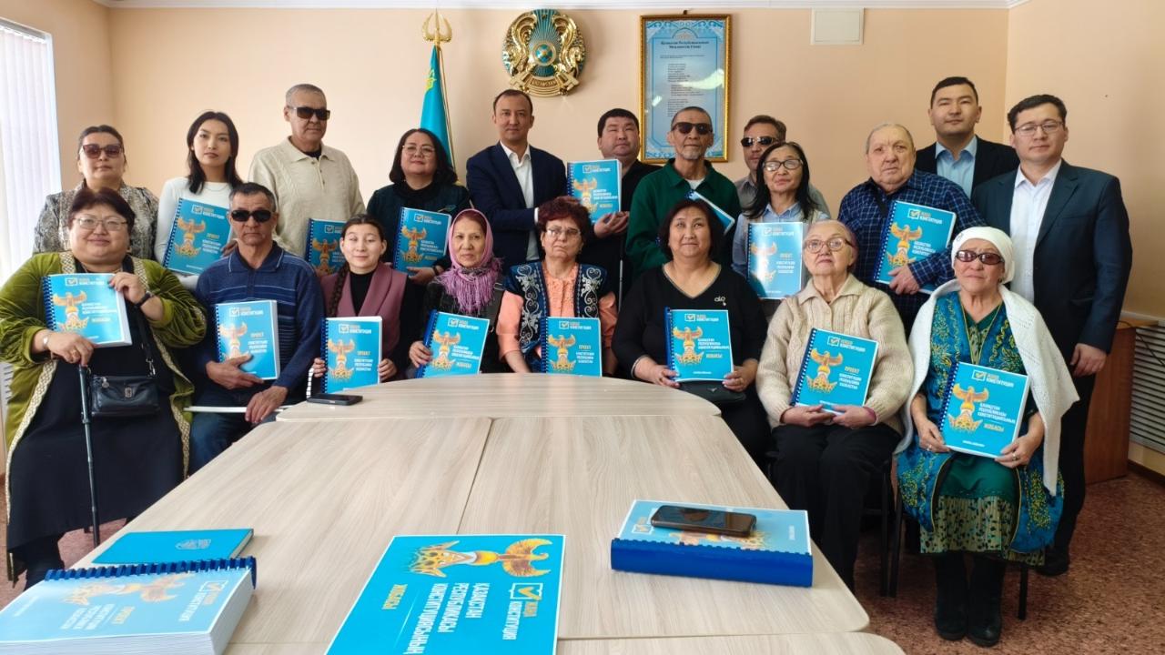 قاراعاندى وبلىسىندا جاڭا كونستيتۋتسيا جوباسى برايل قارپىمەن باسىلىپ شىقتى