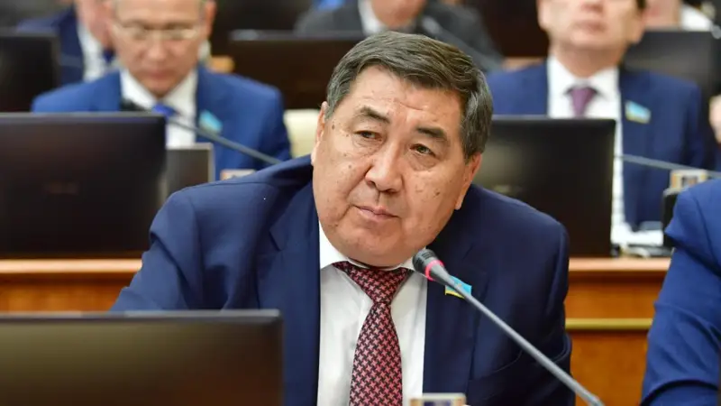 ەرمۇرات باپي: الەمدە ساياسي احۋال ۋشىققان تۇستا جاڭا كونستيتۋتسيا جوباسىنىڭ ماڭىزى ارتا ءتۇستى