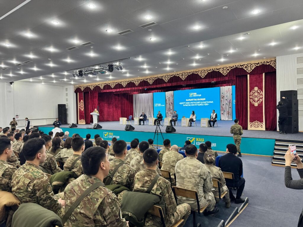 اسكەري قىزمەتشىلەرگە كونستيتۋتسيالىق رەفورما تانىستىرىلدى