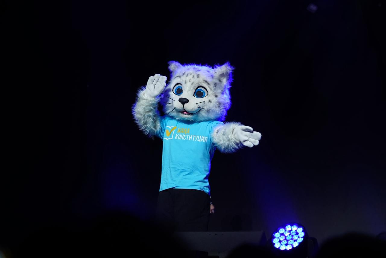 روبوت تەمىربەك پەن بارىس ادىلەت جاستاردى جاڭا كونستيتۋتسيانى قولداۋعا شاقىردى