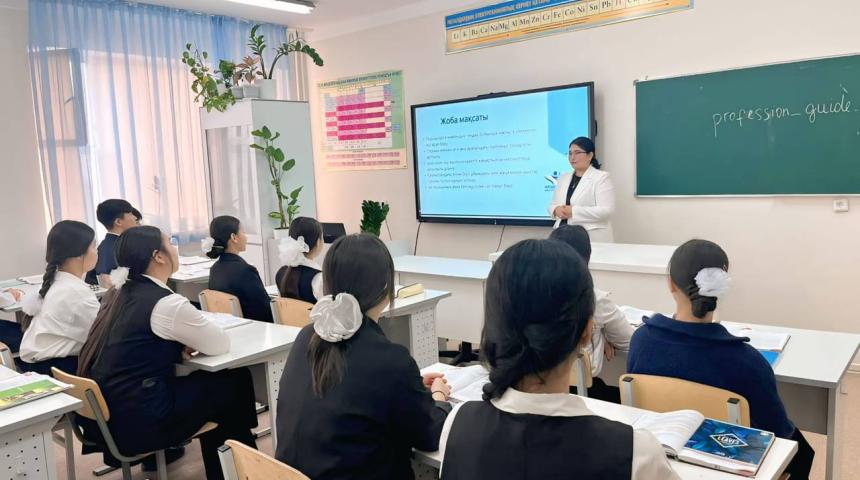 قازاقستاننىڭ ءبىلىم بەرۋ سالاسىندا قانشا ايەل جۇمىس ىستەيدى؟