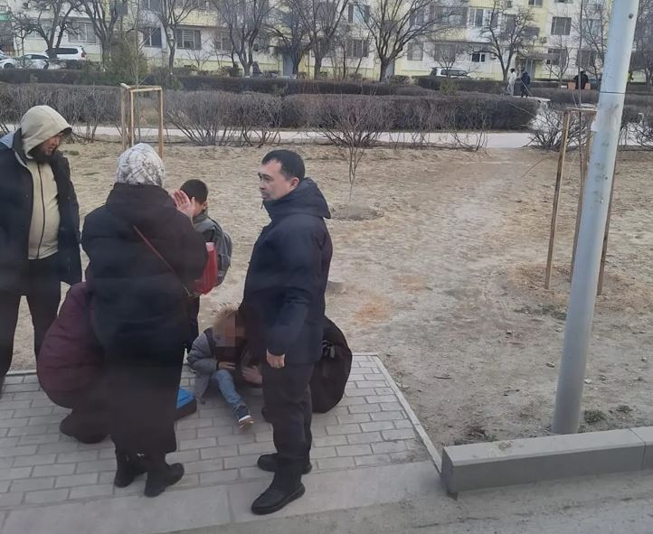 اقتاۋدا جاياۋ جۇرگىنشىلەر وتكەلىندە بالانى كولىك قاعىپ كەتتى