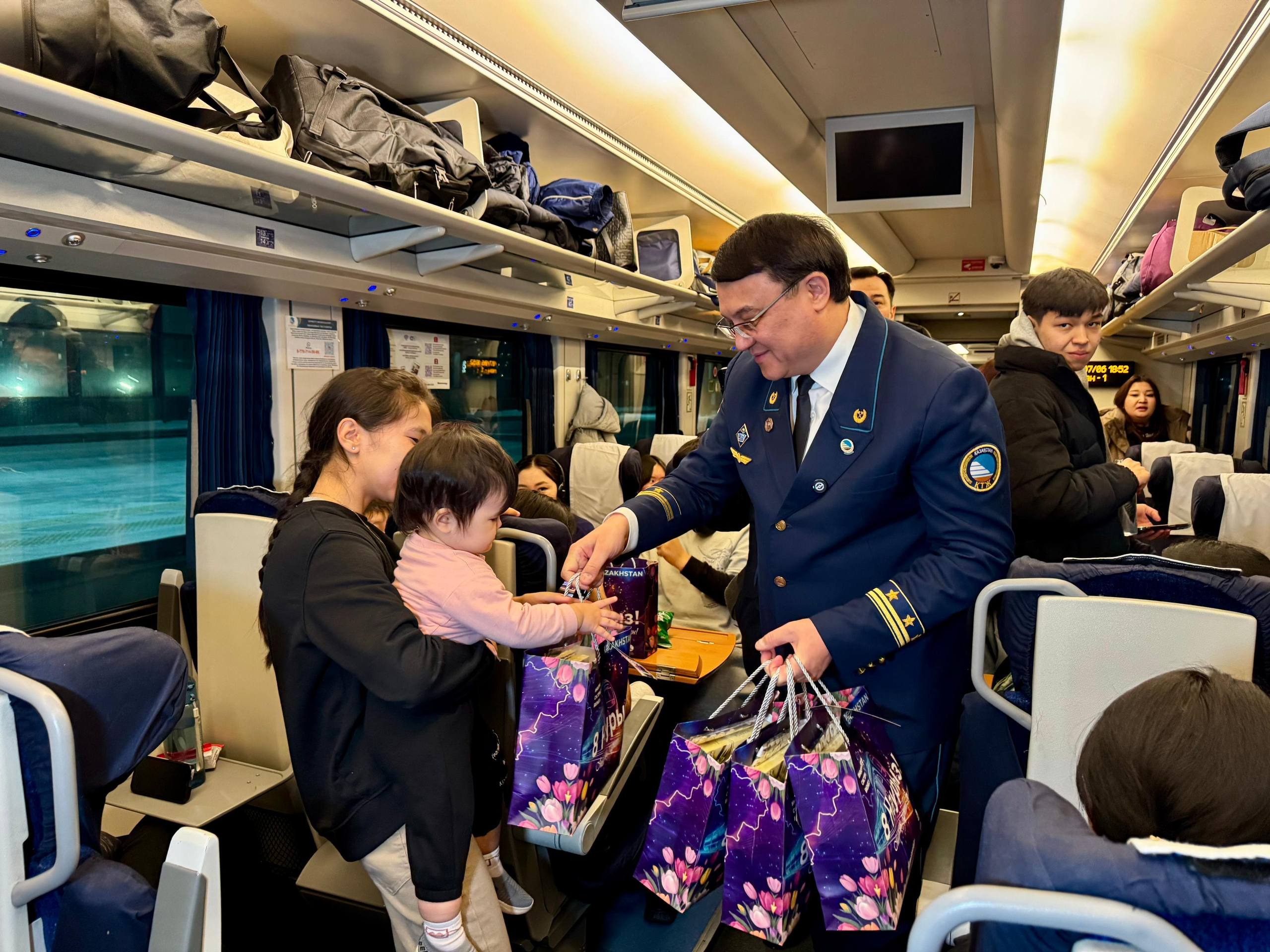 8 ناۋرىز قارساڭىندا پويىزداعى ايەلدەرگە سىيلىقتار تاراتىلدى