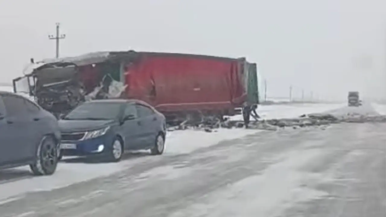 سولتۇستىك قازاقستاندا ەكى جۇك كولىگى سوقتىعىسىپ, ءبىر جۇرگىزۋشى قازا تاپتى