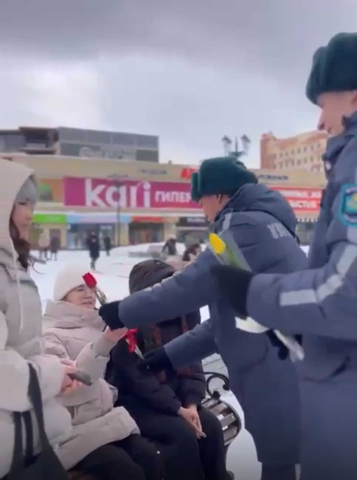 ۇلتتىق ۇلان قىزمەتكەرلەرى قالا تۇرعىندارىن مەرەكەمەن قۇتتىقتادى