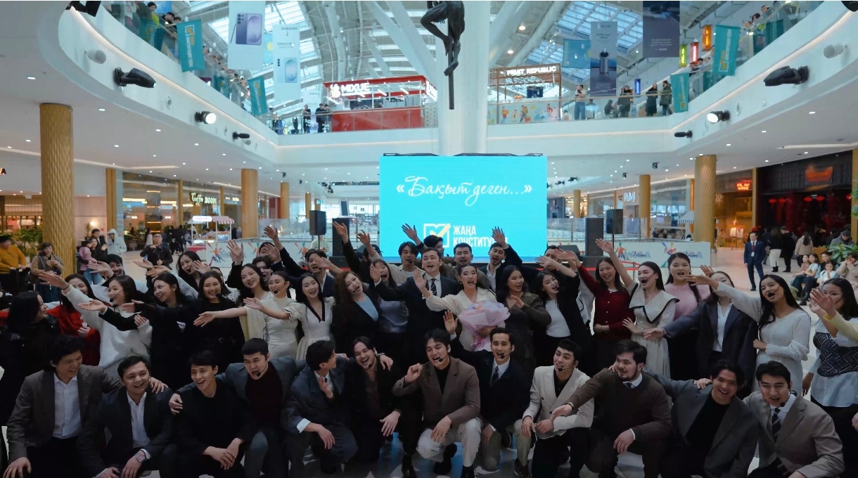 استاناداعى MEGA Silk Way ساۋدا ورتالىعىندا «باقىت دەگەن» مۋزىكالىق فلەشموبى ءوتتى