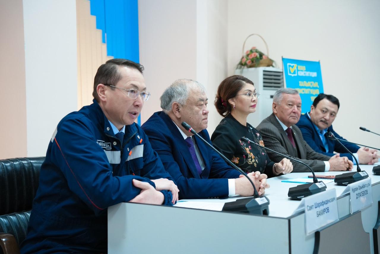  ۇلىتاۋدا جالپىۇلتتىق كواليتسيا مۇشەلەرى شاحتەرلەرمەن جاڭا كونستيتۋتسيا جوباسىن تالقىلادى