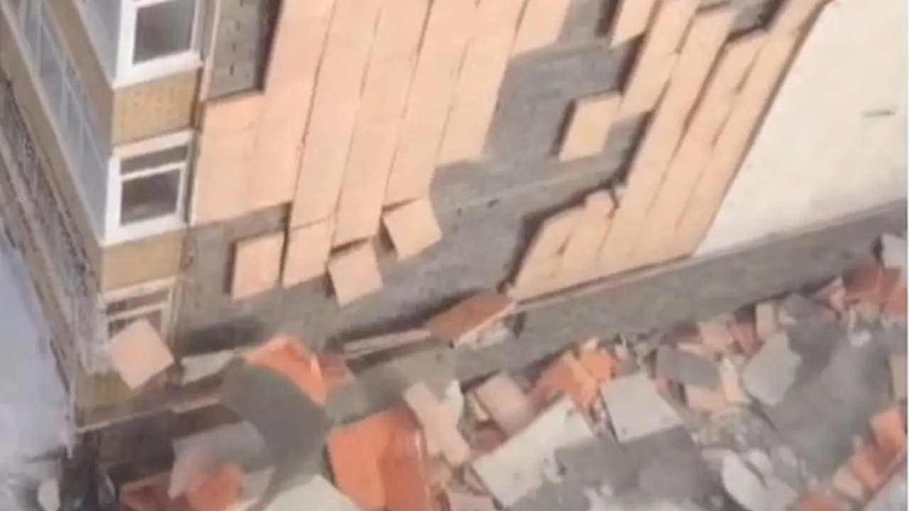 استانادا قاتتى جەلدىڭ سالدارىنان توعىز قاباتتى ءۇيدىڭ قاسبەتى قۇلادى