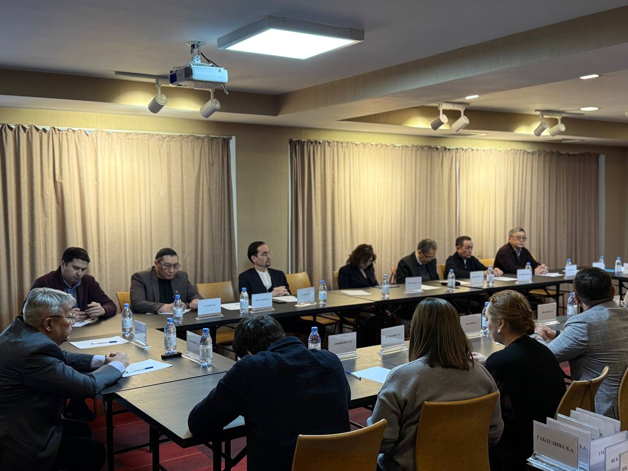 ساراپشىلار جاڭا كونستيتۋتسيالىق مودەلدەگى پارتيالاردىڭ ءرولىن تالقىلادى