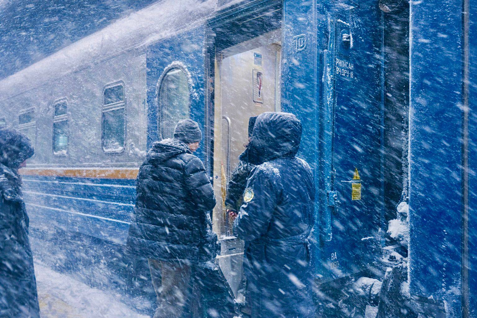 ايازدى كۇنى جولدا قالعان 390 ادام پويىزبەن تاسىمالداندى