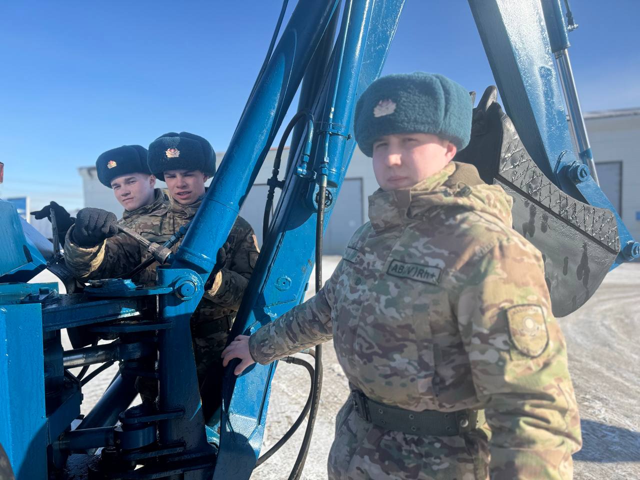 ۇلتتىق ۇلاننىڭ اسكەري بولىمىندە ءۇش تراكتورشى قىزمەت ەتەدى