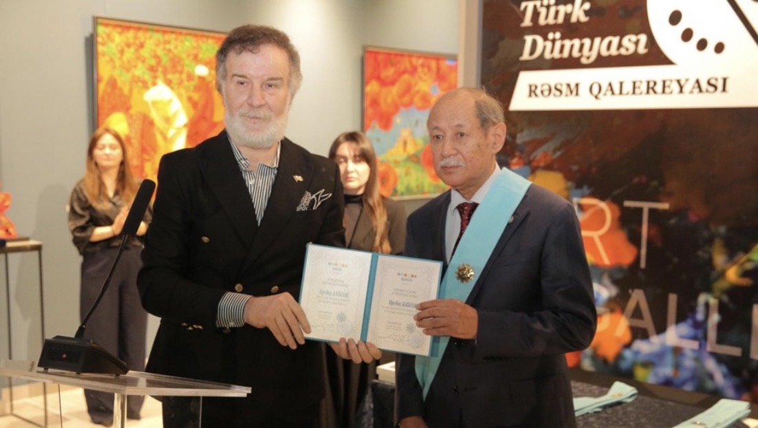 سۋرەتشى الپىسباي قازعۇلوۆقا تۇركى دۇنيەسى كوركەمسۋرەت اكادەمياسىنىڭ اتاعى بەرىلدى