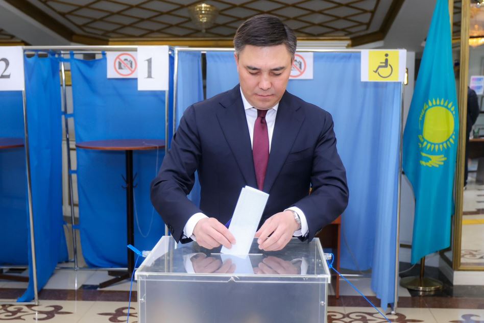 شىمكەنت قالاسىنىڭ اكىمى عابيت سىزدىقبەكوۆ رەفەرەندۋمدا داۋىس بەردى