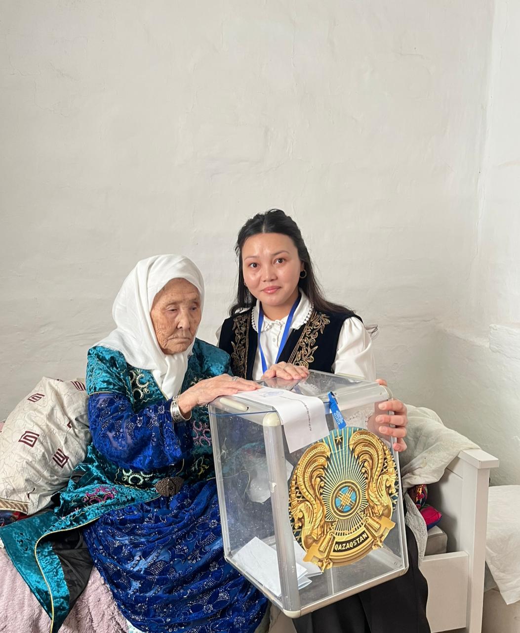 اتىراۋ وبلىسىندا 100 جاستاعى تىل ارداگەرى ۇيىندە داۋىس بەردى