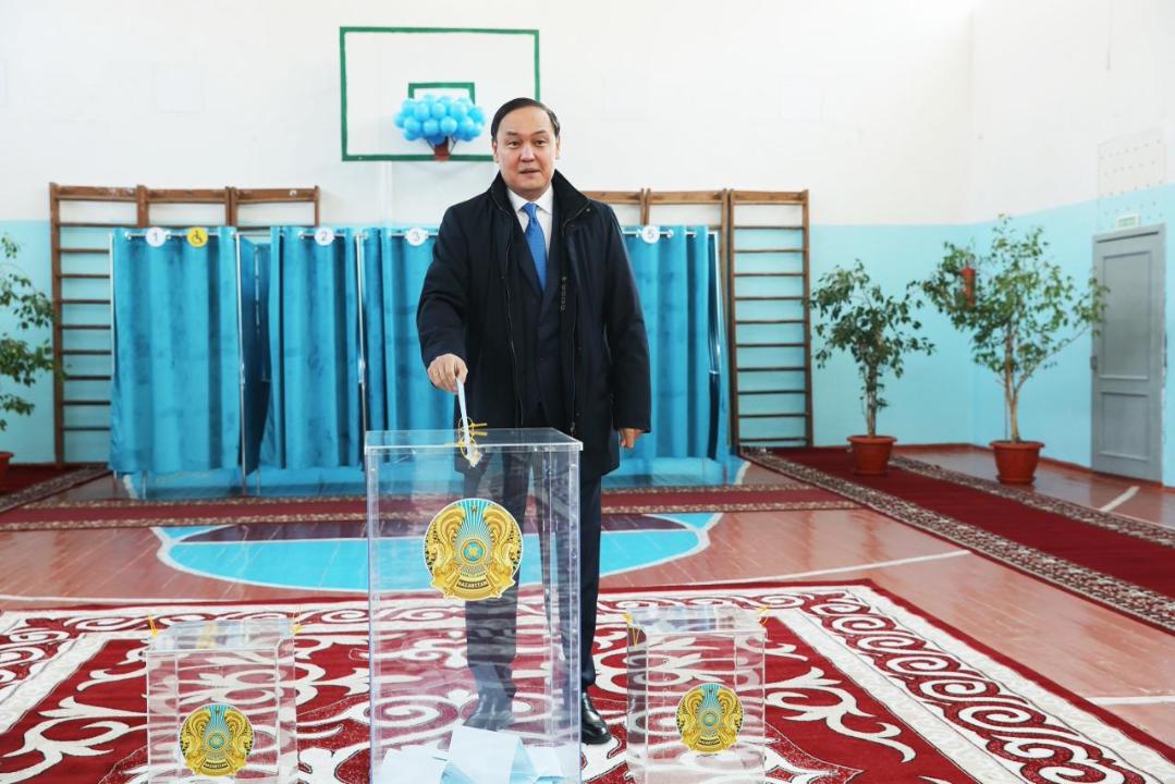 جامبىل وبلىسىنىڭ اكىمى ەربول قاراشوكەەۆ ءوز تاڭداۋىن جاسادى