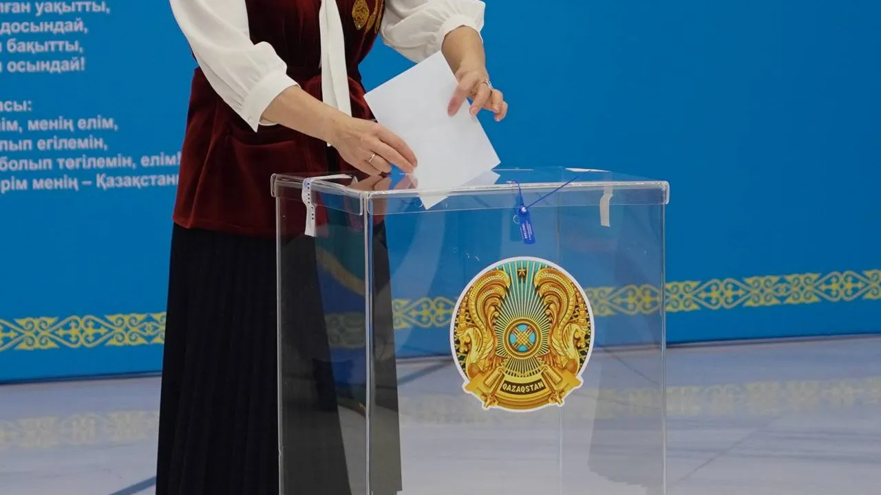 قازاقستاندا رەفەرەندۋمعا ارنالعان سايلاۋ ۋچاسكەلەرى جابىلدى