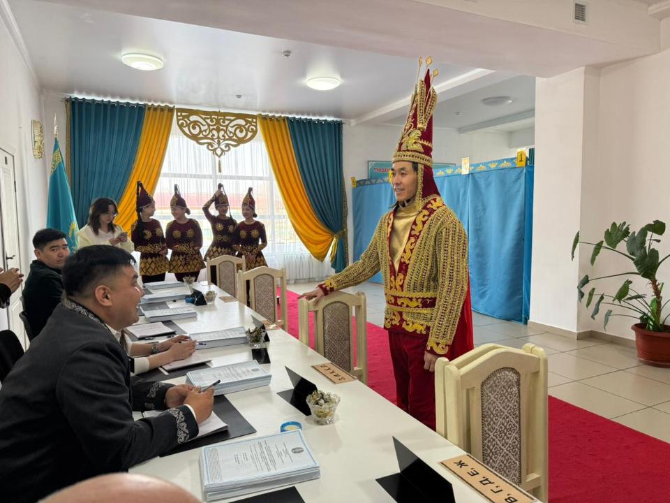 ەسىك قالاسىنداعى رەفەرەندۋم ۋچاسكەسىنە «التىن ادام» كەلدى