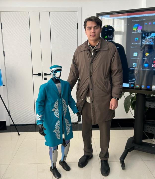 الماتى وبلىسىنىڭ تۇرعىنى رەفەرەندۋم ۋچاسكەسىنە ۇلتتىق كيىم كيگەن روبوتپەن كەلدى