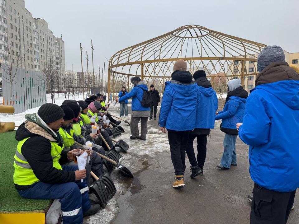 قايىرىمدىلىق جاساۋ كۇنى: ەلوردادا ۆولونتەرلەر ىستىق شاي مەن باۋىرساق تاراتتى