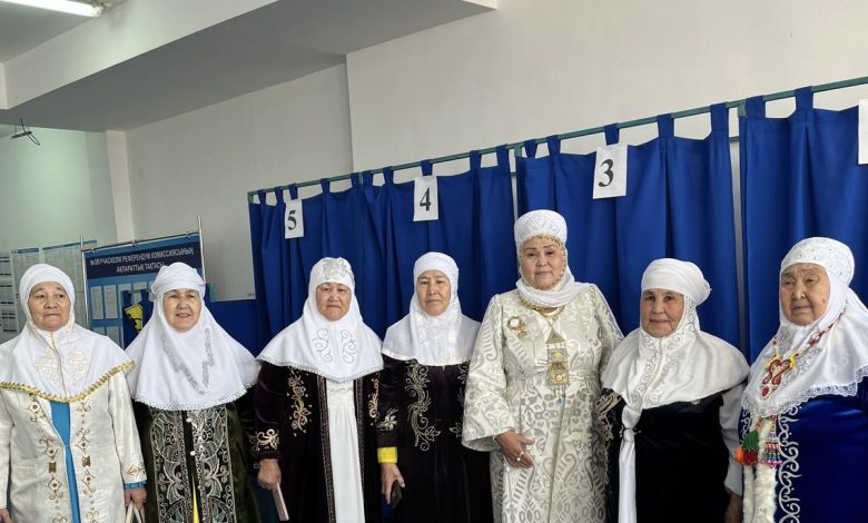 اتىراۋلىق اجەلەر رەفەرەندۋم ۋچاسكەسىنە اق كيمەشەكپەن كەلدى