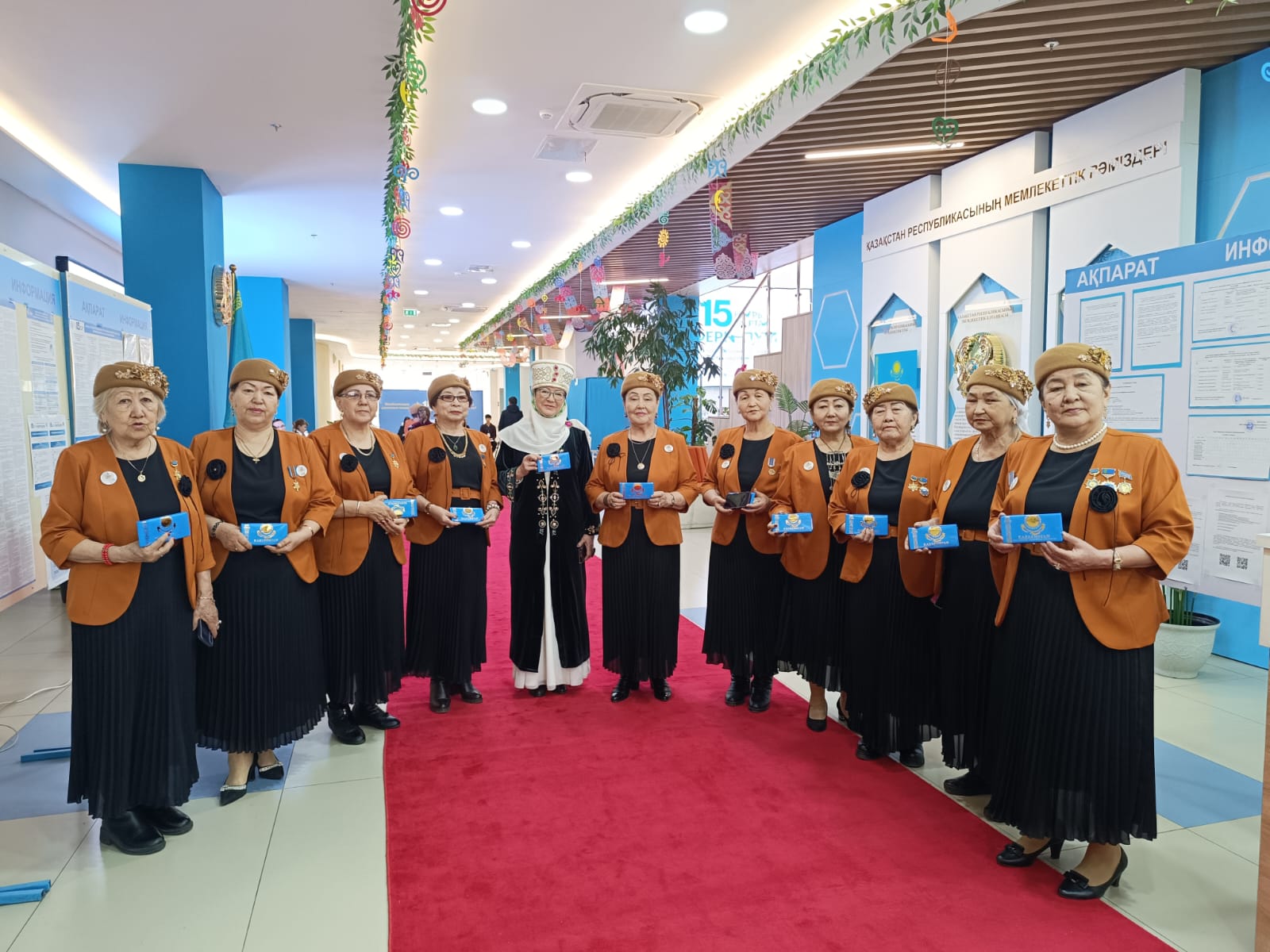 رەفەرەندۋم كۇنى الماتىداعى ۋچاسكەلەردىڭ بىرىندە «اجەلەر حورى» ءان ايتتى