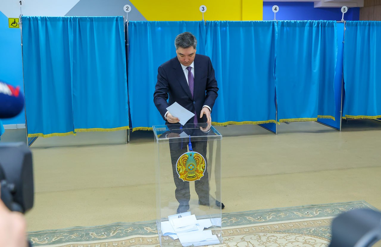 ولجاس بەكتەنوۆ جاڭا كونستيتۋتسيانى قابىلداۋ جونىندەگى رەفەرەندۋمدا داۋىس بەردى