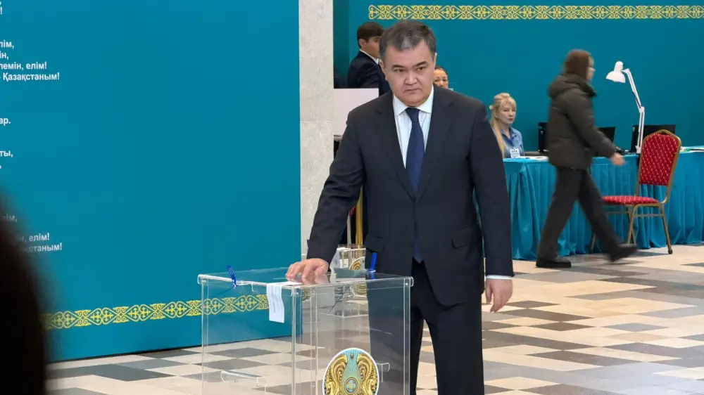 استانا اكىمى رەفەرەندۋمدا داۋىس بەردى