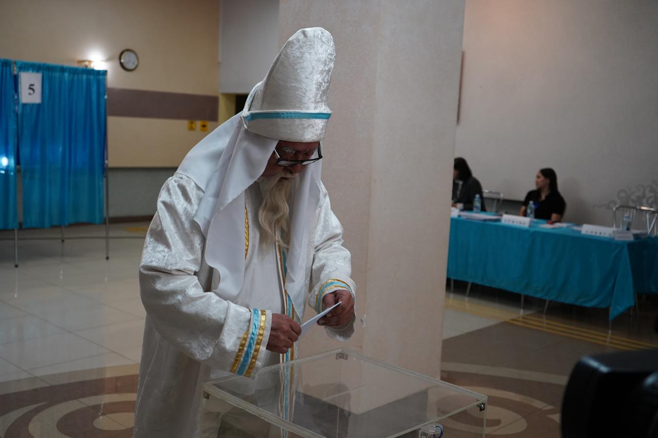 قوستانايدا رەفەرەندۋم ۋچاسكەسىنە قىدىر اتا كەلىپ, تۇرعىندارعا باتا بەردى