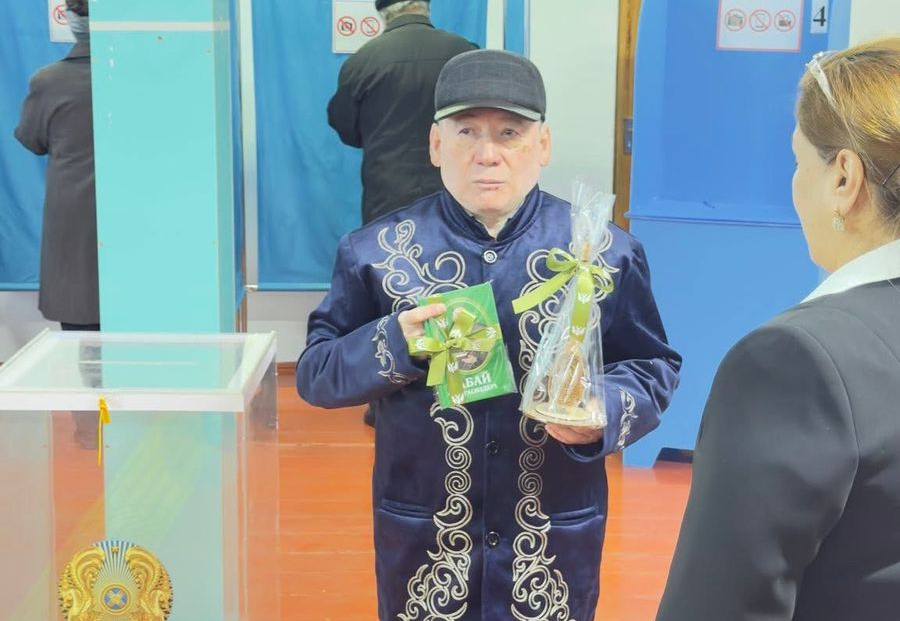 تۇركىستان وبلىسىندا العاش بولىپ داۋىس بەرگەن ازاماتتارعا ابايدىڭ كىتاپتارى تابىستالدى