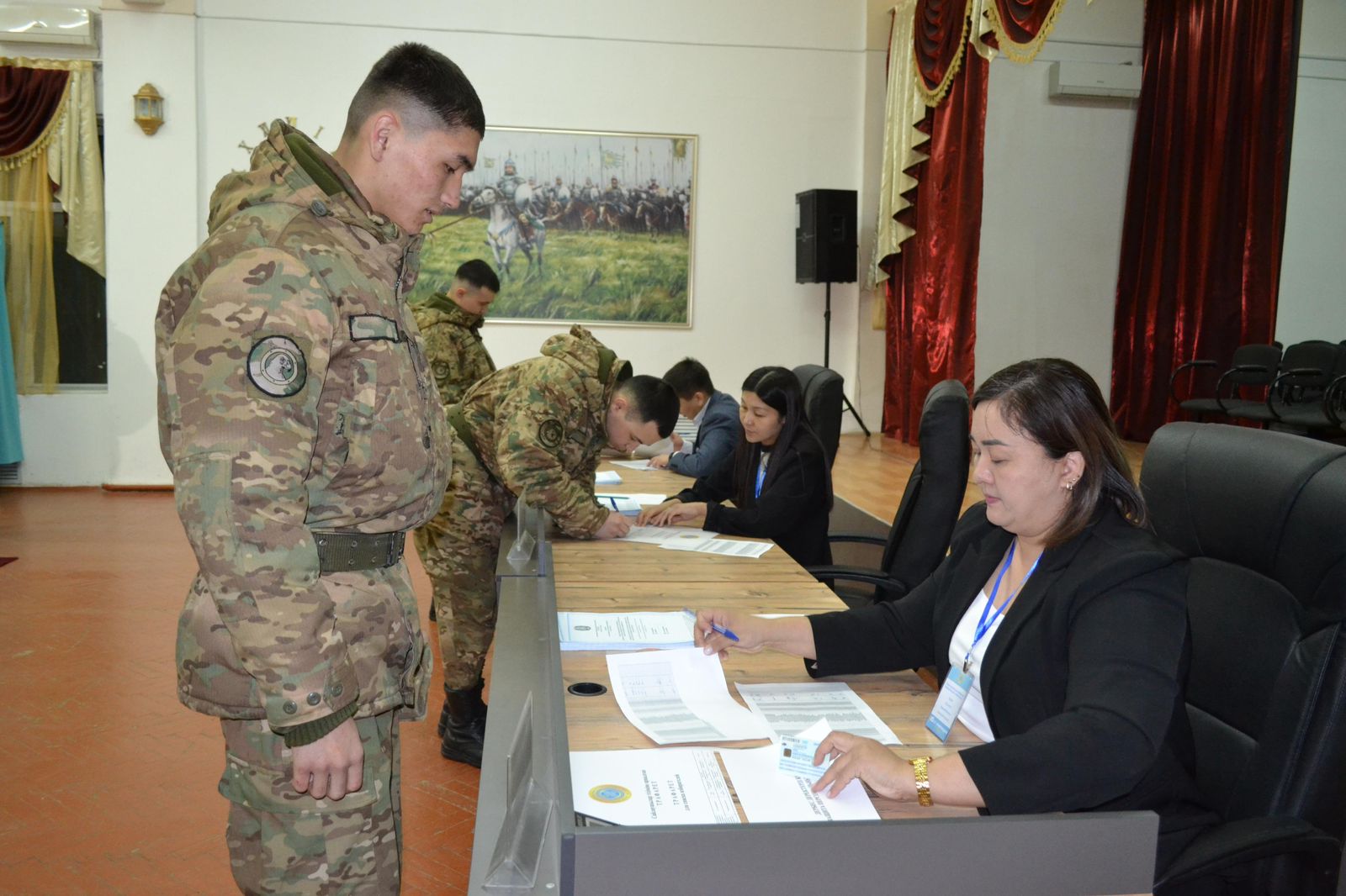ۇلاندار العاشقىلاردىڭ ءبىرى بولىپ داۋىس بەرىپ, قوعامدىق ءتارتىپتى كۇزەتۋگە كىرىستى