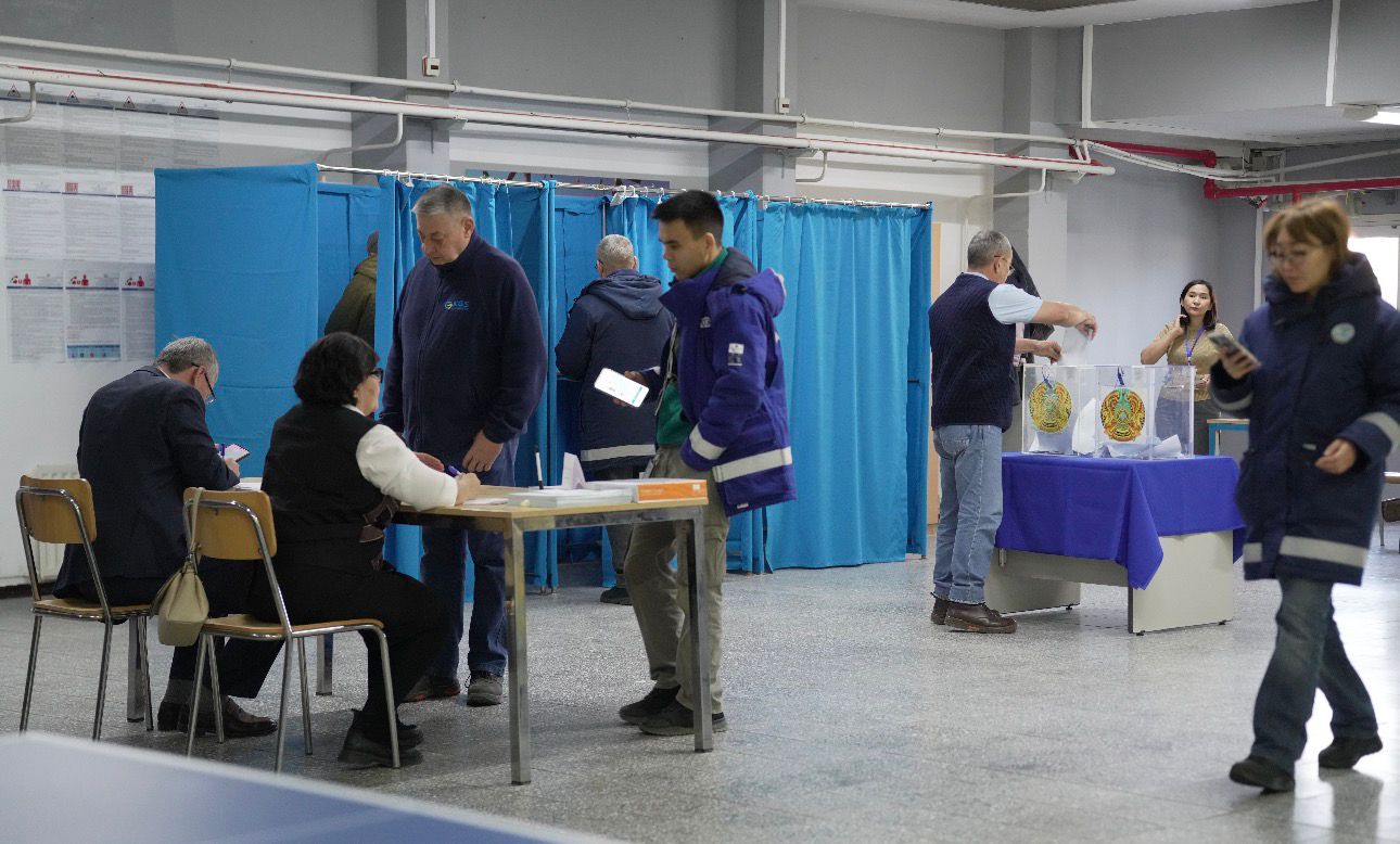 اتىراۋداعى «تەڭىز» كەن ورنىندا 10 مىڭنان استام ادام داۋىس بەرىپ جاتىر