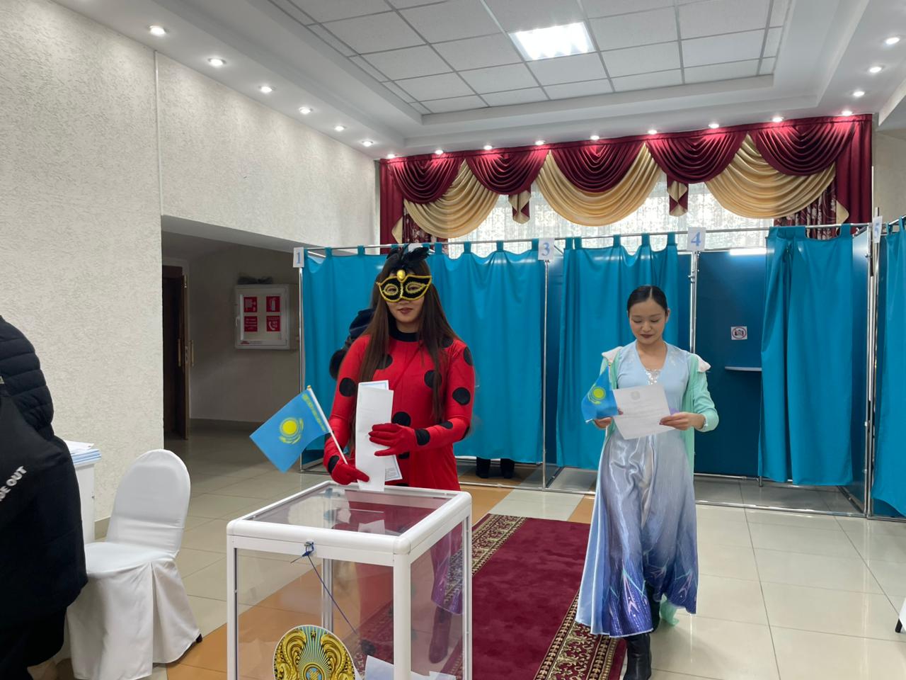 رەفەرەندۋم ۋچاسكەسىنە كەلگەن ەرتەگى كەيىپكەرلەرى ەل نازارىن اۋداردى