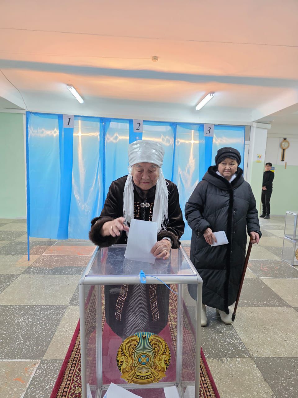 بالقاشتىق عاسىر انا رەفەرەندۋمدا داۋىس بەردى