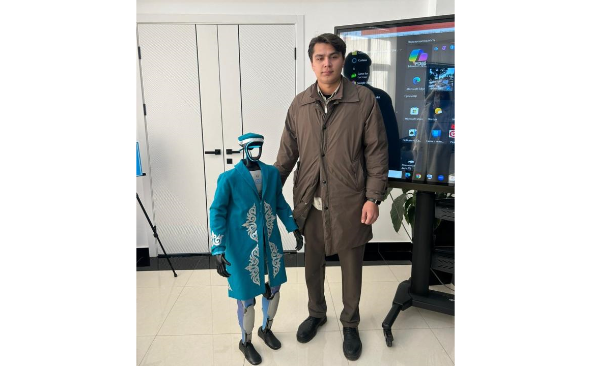 الماتى وبلىسىنىڭ تۇرعىنى رەفەرەندۋم ۋچاسكەسىنە ۇلتتىق كيىم كيگەن روبوتپەن كەلدى