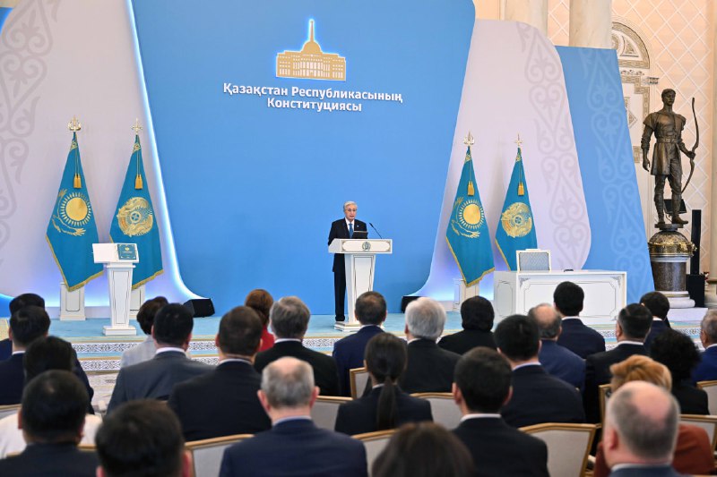 پرەزيدەنت كونستيتۋتسيانى قابىلداۋعا ارنالعان سالتاناتتى جيىنعا قاتىستى