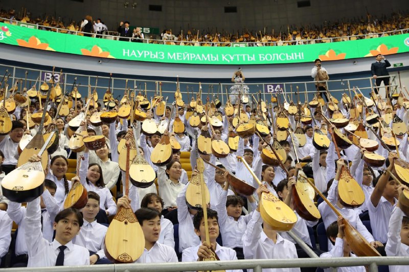 جاڭا رەكورد: الماتىدا ءبىر مەزەتتە 11 500 وقۋشى كۇي تارتتى